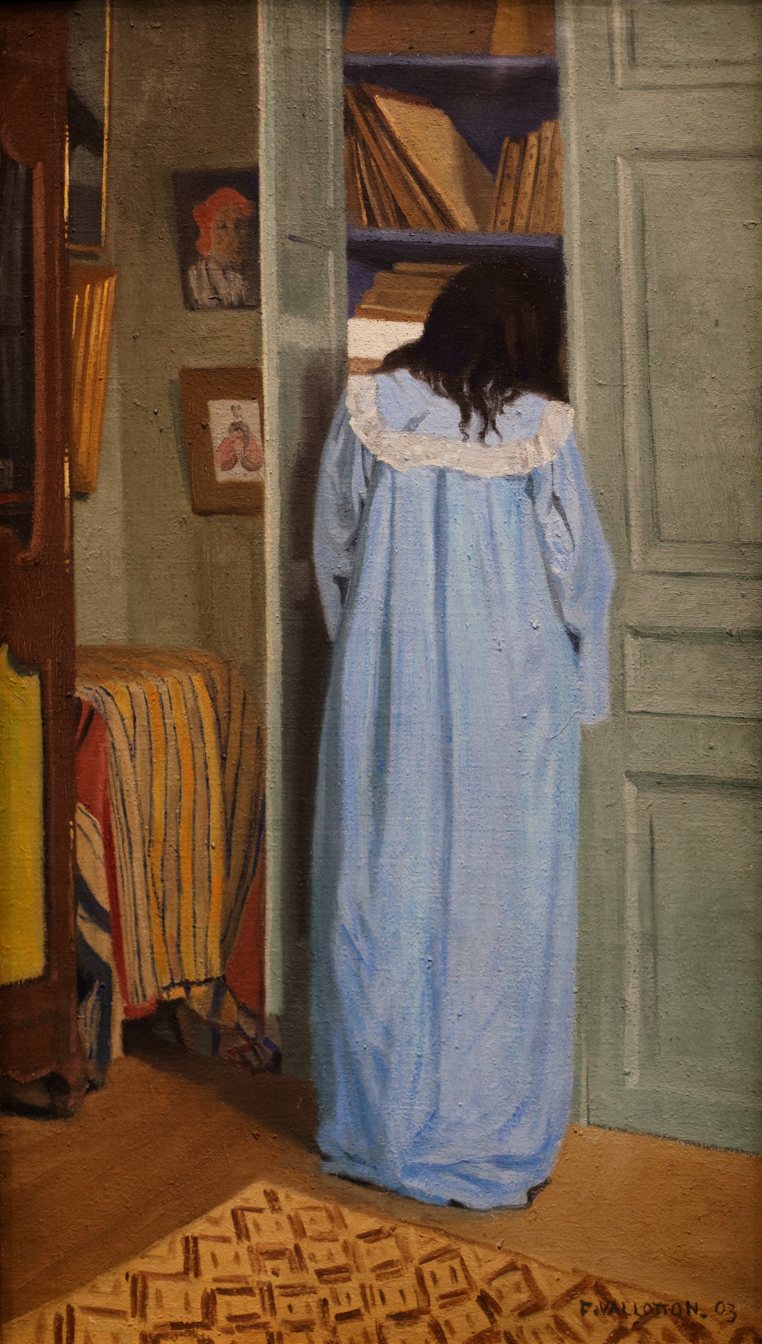 Intérieur, femme en bleu fouillant dans une armoire - Félix Vallotton