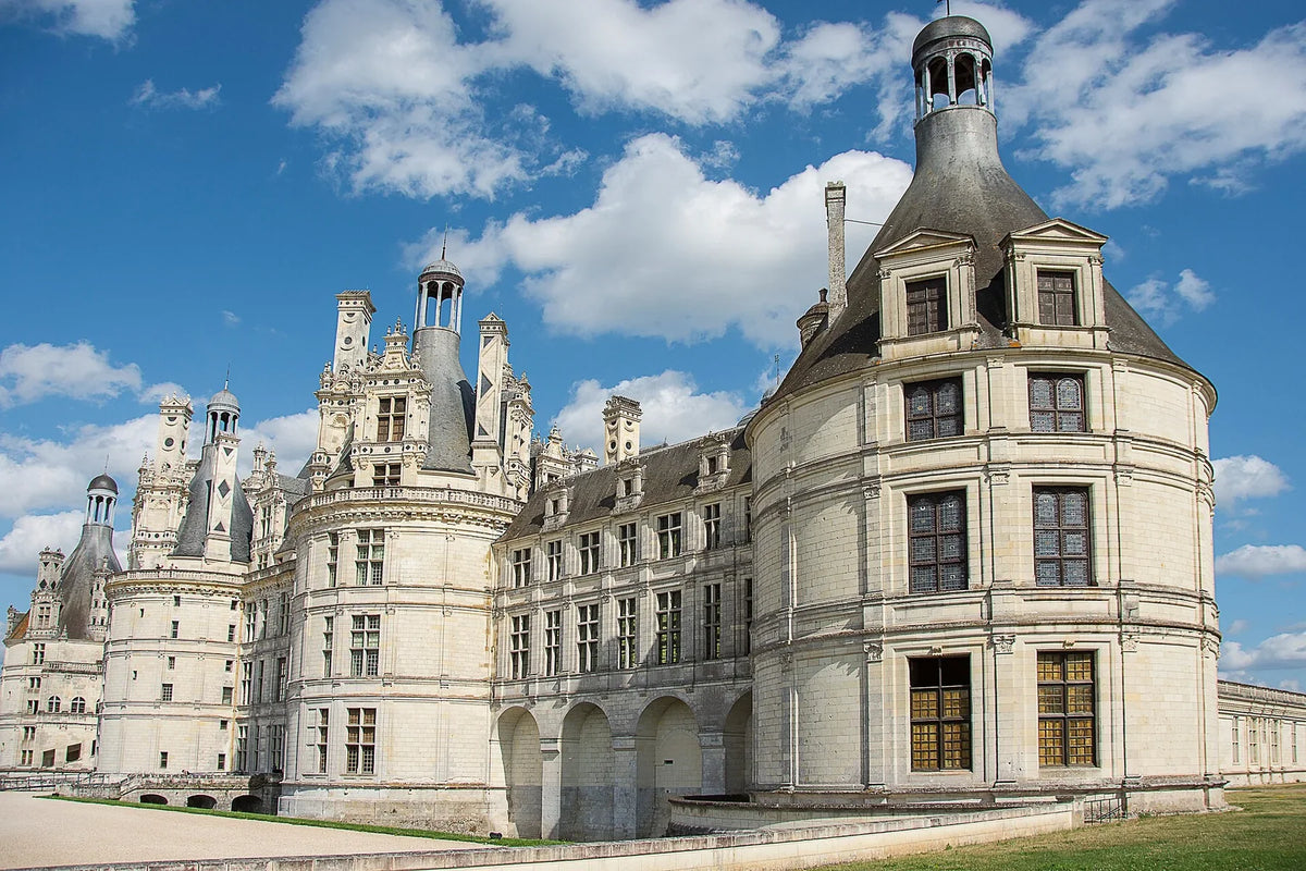 Façade et tours du château de Chambord sous un ciel bleu