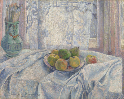 Des pommes sur une nappe devant une fenêtre aux rideaux de dentelle - Lucien Pissarro