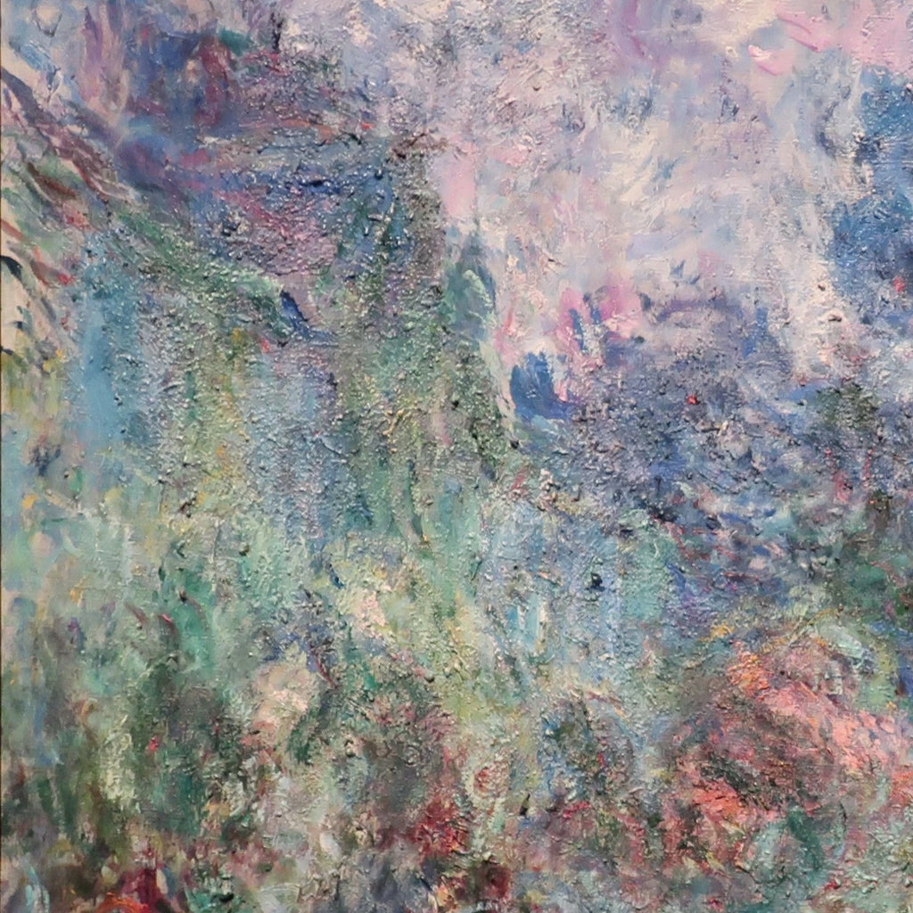 Détail de la maison bleue et de l’allée dans le jardin tardif de Monet