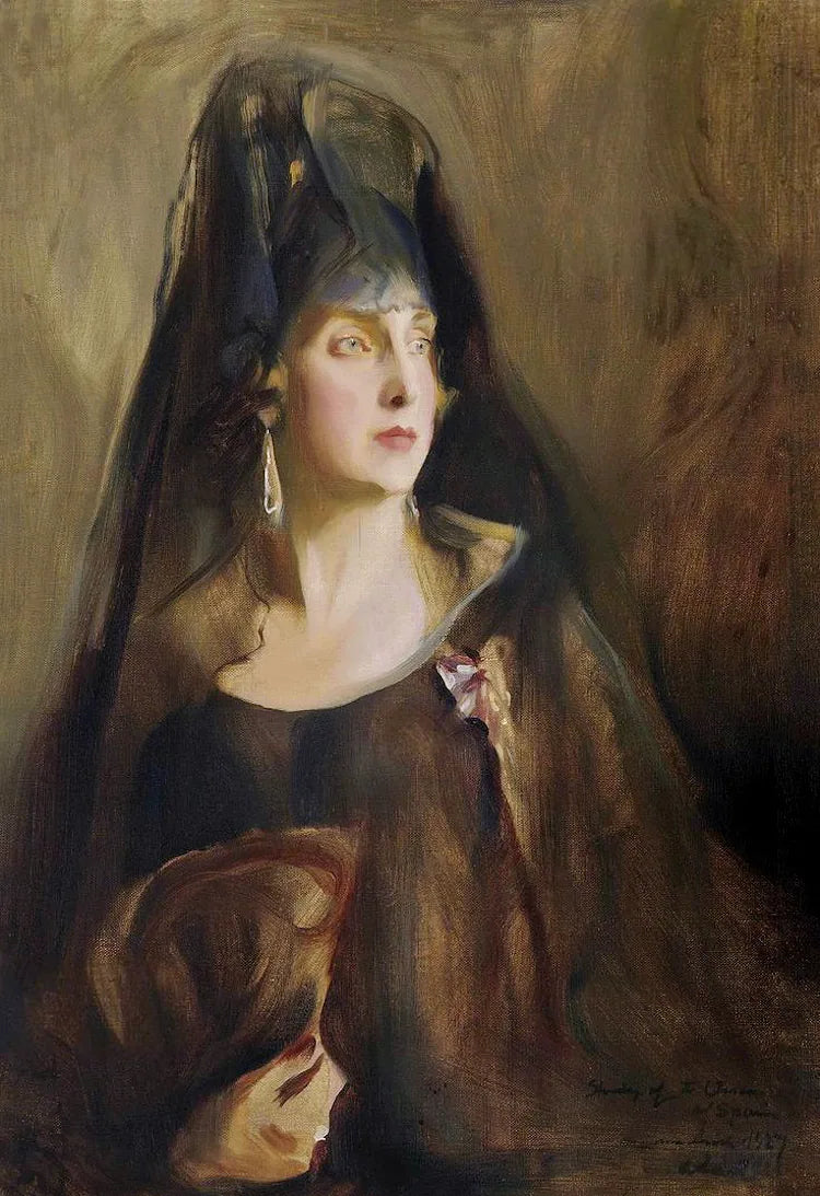 דיוקן של המלכה ויקטוריה יוג'יני מספרד (1887-1969), באורך חזה, לבושה בשמלה שחורה פשוטה ללא שרוולים, עיטור מסדר המלכה מארי-לואיז מוצמד לשמלתה על סרט סגול ולבן, אוחזת במניפה בידה הימנית - פיליפ דה לאסלו